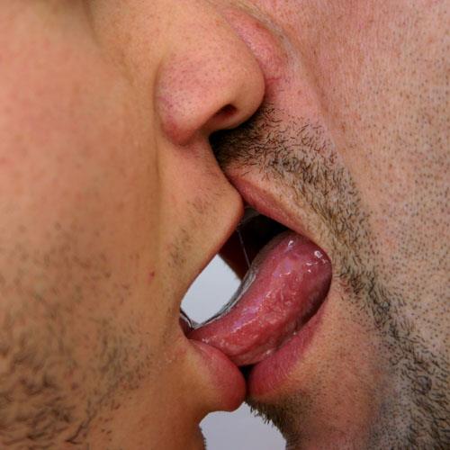 2 gay guys kissing