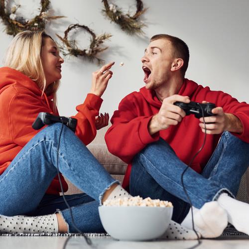 gamer couple, playing games sharing popcorn