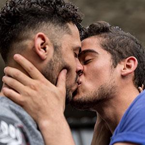bisexual men kissing