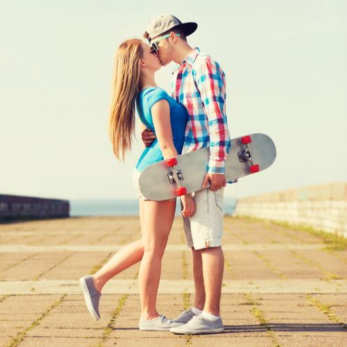 skateboard singles, couple with skateboard kissing